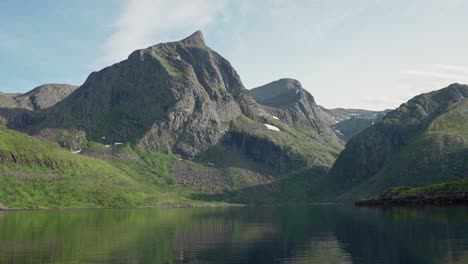 Cordillera-Rocosa-Junto-Al-Lago-Pacífico-Durante-El-Verano-En-Noruega