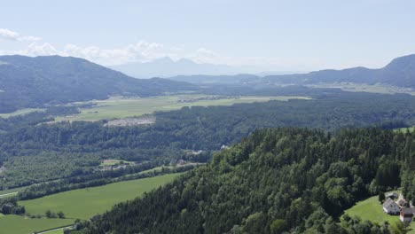 Antena-Sobre-El-Paisaje-Forestal-Cerca-De-La-Ciudad-Comercial-De-Lavamund-En-Austria