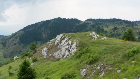 Dolly-Luftaufnahme-Des-Berges-Jadovnik-Im-Südwesten-Serbiens-An-Einem-Hellen-Tag