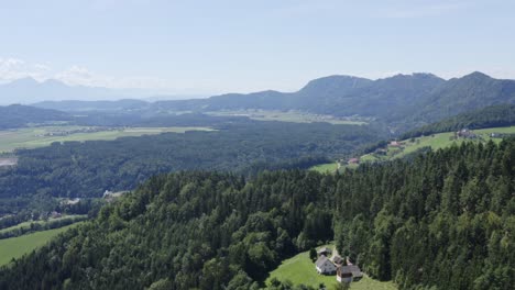 Luftaufnahme-Des-Soboth-passes-In-österreich,-Mit-Kleinen-Häusern-In-Der-Nähe-Des-Waldes
