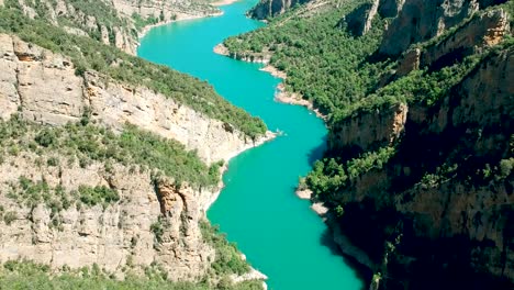 Wasserreservoir-In-Den-Kämmen-Der-Berge-Von-Katalonien-Spanien