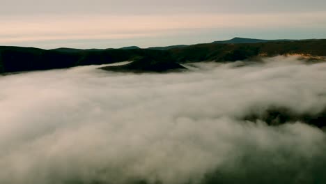 Vista-Panorámica-De-La-Cubierta-De-Nubes,-Vista-De-Drones-De-Las-Nubes,-Vista-De-La-Puesta-De-Sol-De-Las-Nubes-Desde-El-Aire,-Cubierta-De-Nubes-En-Las-Montañas-Españolas