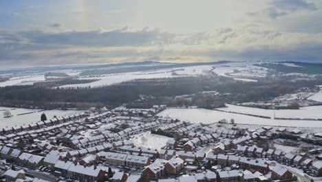Aerial-shot-over-the-snow-covered-houses-of-a-Yorkshire-village,-Hemingfield