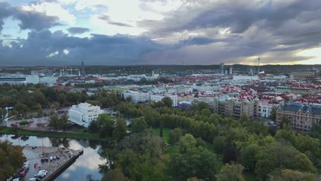 Scenic-View-Of-Kungsparken-Park-With-Stora-Teatern-In-Gothenburg,-Sweden-Under-The-Cloudy-Sky---Aerial-Shot