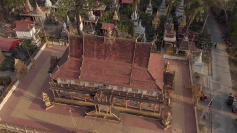 Majestuoso-Templo-Dorado,-Templo-Budista-En-Phnom-Penh,-Camboya