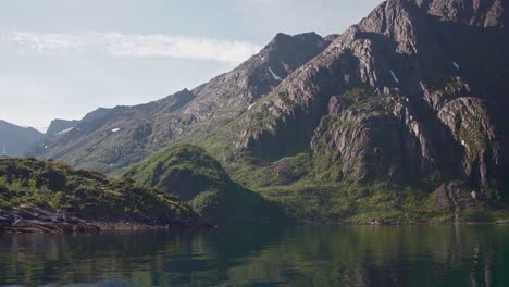 Felsige-Berghangreflexionen-Auf-Ruhigem-See-Während-Der-Sommerzeit-In-Norwegen