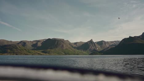 Mit-Einem-Boot-In-Richtung-Der-Grünen-Felsenberge-Norwegens-Fahren