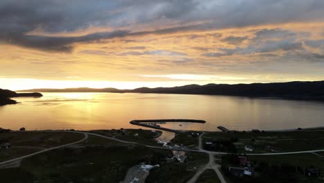 Goldener-Sonnenuntergang-über-Ruhigem-Meer-Nahe-Küstenstadt-In-Norwegen