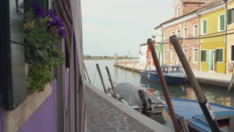 Beautiful-colorful-buildings-of-Burano,-Venice