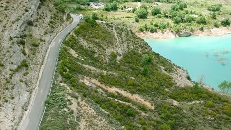 Camino-Que-Pasa-A-Lo-Largo-De-La-Montaña-Blanca-De-Cataluña-España