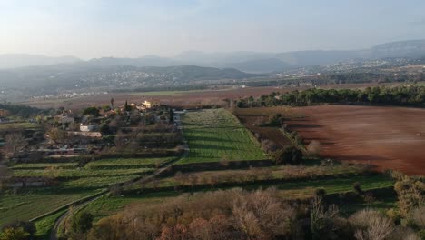 Luftaufnahmen-Eines-Bauernhofs-Und-Seiner-Felder-In-Zentralkatalonien,-Spanien