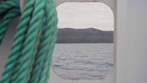 Cuerda-De-Nudo-Náutico-Sinuoso-De-Un-Velero-En-Mar-En-Calma-Durante-El-Día-En-Noruega