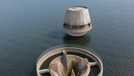 Aerial-flyover-Draw-off-tower-at-Bewl-Water-Reservoir-during-summertime,-Kent-Bewl-Water