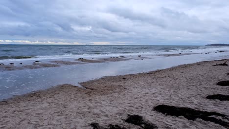 Am-Strand-Der-Ostsee-Herrscht-Im-Winter-Stürmisches-Wetter