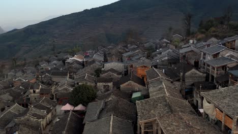 Überfliegen-Sie-Abends-Das-Alte-Chinesische-Dorf-Auf-Der-Schattenseite-Des-Berges