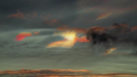 Hell-Leuchtende-Perlmuttwolken-Hinter-Dunklen-Wolken-Am-Himmel
