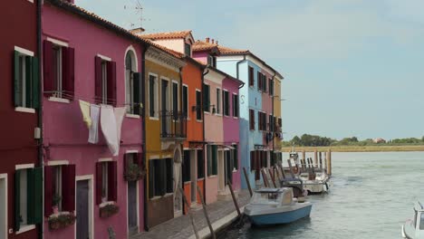 Medium-shot-of-colorful-houses-at-Burano,-Venice