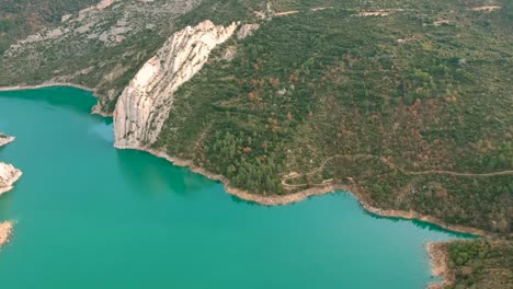 Natürliches-Wasserreservoir-Mit-Gutem-Urlaub-Von-Katalonien-Spanien