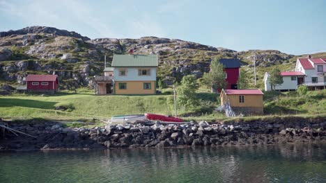 Bunte-Häuser-Auf-Den-Küstenhügeln-In-Der-Nähe-Des-Flusses-In-Norwegen
