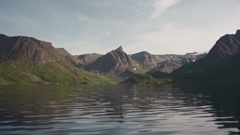 Ondulación-Del-Agua-Del-Lago-Con-Majestuosas-Cadenas-Montañosas-En-El-Fondo-Durante-El-Verano-En-Noruega
