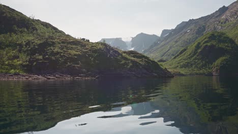 Üppige-Bergreflexionen-Durch-Kristallklares-Wasser-Eines-Ruhigen-Flusses-In-Norwegen