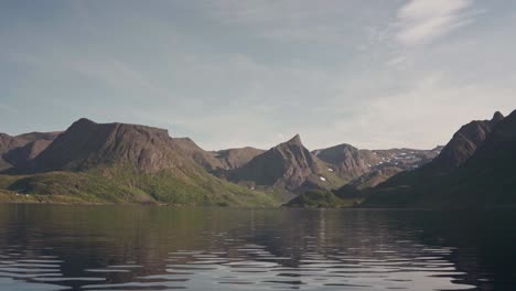 Reisen-über-Die-Wellen-Zu-Den-Braunen-Felsbergen-Norwegens---Weit