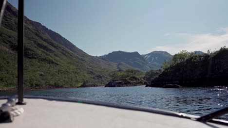 Reisen-Mit-Dem-Boot-Durch-Einen-See-Und-Grüne-Berge-Von-Norwegen---Weit