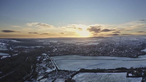 Drohnenflug-über-Einer-Kleinen-Yorkshire-Stadt,-Die-Bei-Sonnenuntergang-Mit-Schnee-Bedeckt-Ist,-Luftbild