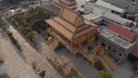 Majestätische-Imposante-Halle-Des-Goldenen-Tempels-Von-Phnom-Penh-In-Kambodscha---Luftbahnaufnahme