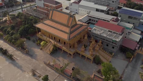 Templo-Dorado-Llamado-Wat-Kean-Kleang,-En-Phnom-Penh,-Camboya