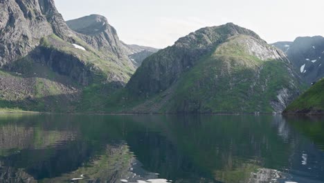 Pacíficas-Montañas-Verdes-En-Noruega-Junto-Al-Lago---Amplias