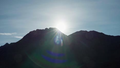 Sol-De-La-Mañana-Sobre-La-Silueta-Del-Pico-De-La-Montaña-Durante-El-Amanecer-En-Noruega