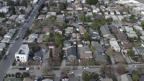 Steigende-Luftaufnahme-über-Den-Dächern-Des-Vorortwohnviertels-Von-Los-Angeles