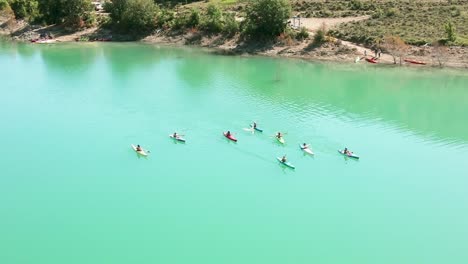 Gente-Haciendo-Kayak-En-El-Lago-De-Agua-En-Cataluña-España