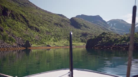 Navegando-En-Un-Lago-Tranquilo-A-Lo-Largo-De-Verdes-Montañas-Rocosas-Durante-El-Verano-En-Noruega