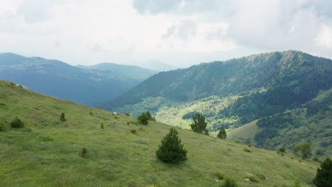 Asombrosa-Mañana-Brumosa-Sobre-La-Montaña-Jadovnik,-Serbia