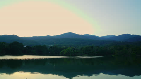 Timelapse-Lago-Ang-Kaew-En-La-Universidad-De-Chiang-Mai-Con-Montaña-Boscosa-Y-Cielo-Crepuscular