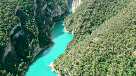 Milchig-Blauer-Wasserspeicher-Des-Berges-Katalonien-Spanien