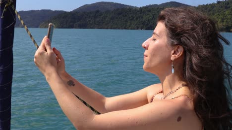 Schöne-Frau,-Die-Ein-Selfie-Auf-Einem-Fahrenden-Boot-Macht