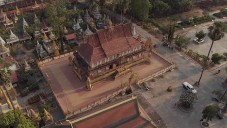 Vista-De-Pagoda-Más-Pequeña-Al-Lado-Del-Templo-Dorado-De-Phnom-Penh-En-Camboya---Toma-De-órbita-Aérea