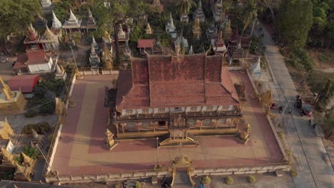 Vista-Aérea-Sobre-El-Templo-Dorado-En-Phnom-Penh,-Camboya