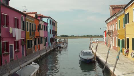 Hermosos-Edificios-Coloridos-Al-Lado-Del-Canal-En-Burano