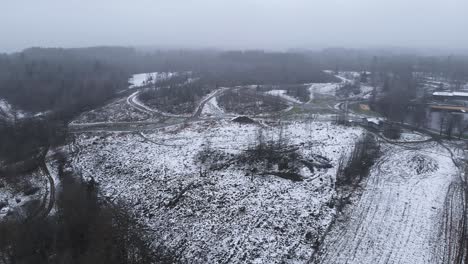 Drohnenaufnahme-Von-Leichtem-Schnee-Auf-Feldern,-Milder-Winter-In-Schweden