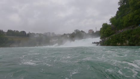 Vista-Desde-El-Barco-En-La-Cascada-De-Las-Cataratas-Del-Rin,-Aguas-Turbulentas-Rápidas,-Suiza