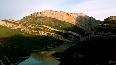 Schwacher-Lichtblick-Auf-Sonnenuntergang,-Tal-In-Katalonien,-Spanien-Blick-Auf-Den-Berg,-Flussfluss-Allein-Der-Berg-Von-Katalonien