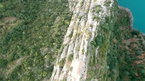 Luftaufnahme-Der-Drohne,-Die-Sich-über-Den-Felsigen-Berg-Des-Katalonischen-Spaniens-Bewegt