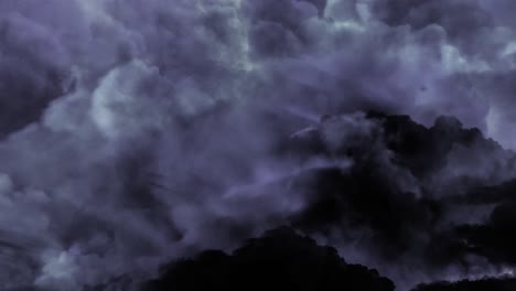 Das-Gewitter-In-Den-Dunklen-Wolken-Bewegte-Sich-Fliegend-Mit-Blitzen
