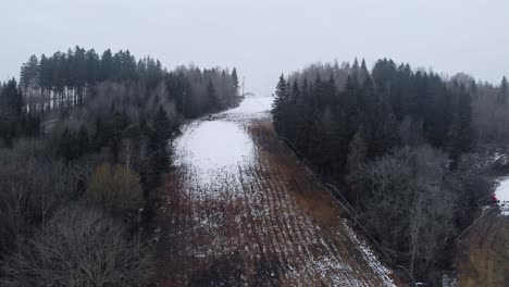 Luftaufnahme-Des-Skigebiets-Im-Winter-Ohne-Schnee