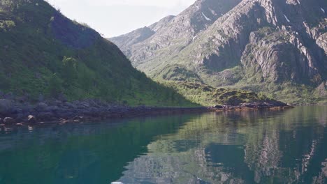 Reflejos-A-Través-Del-Agua-Clara-Del-Río-Con-Montañas-Rocosas-De-Pendiente-Pronunciada-En-Noruega