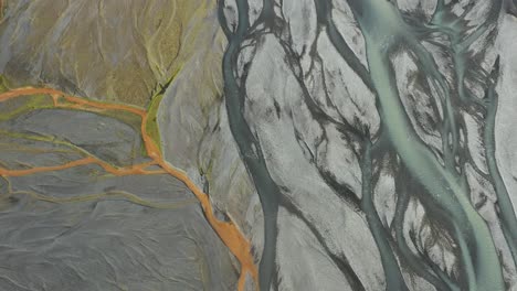 Vulkanminerale-Geben-Dem-Schmelzwasser,-Das-Sich-Stromabwärts-Durch-Das-Flussdelta-Bewegt,-Farbe